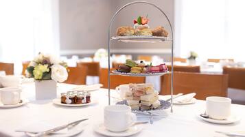 Serveert ontbijt, lunch, diner, Britse gerechten