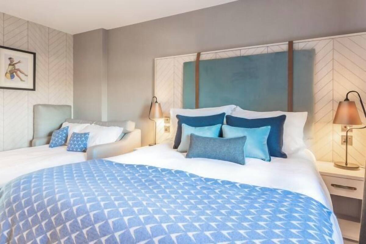 Hypo-allergenic bedding, minibar, in-room safe, desk