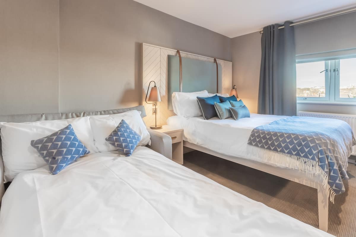 family room | hypo-allergenic bedding, minibar, in-room safe, desk