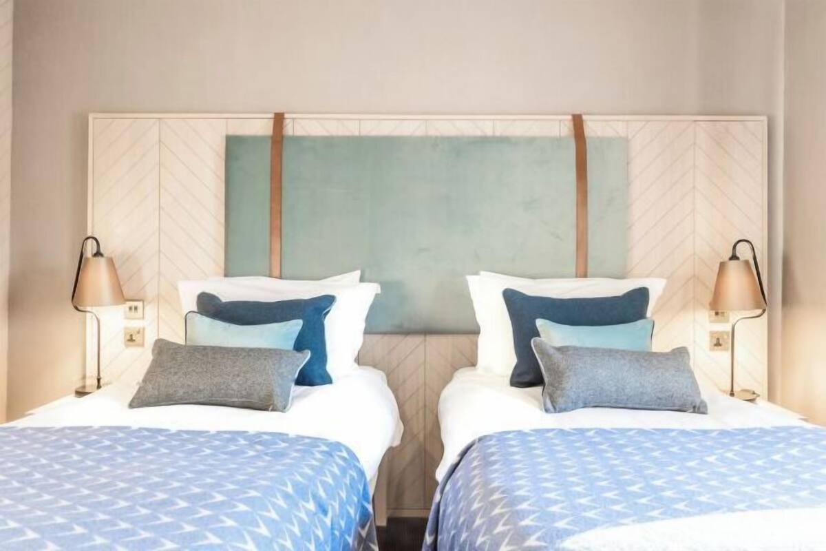 Hypo-allergenic bedding, minibar, in-room safe, desk