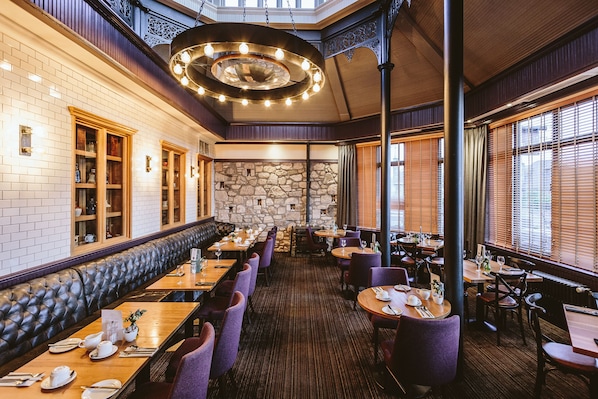 Breakfast, lunch, dinner served; British cuisine - Palm Court Hotel (Aberdeen)