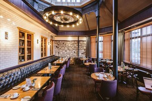 供应早餐、午餐和晚餐，英国菜