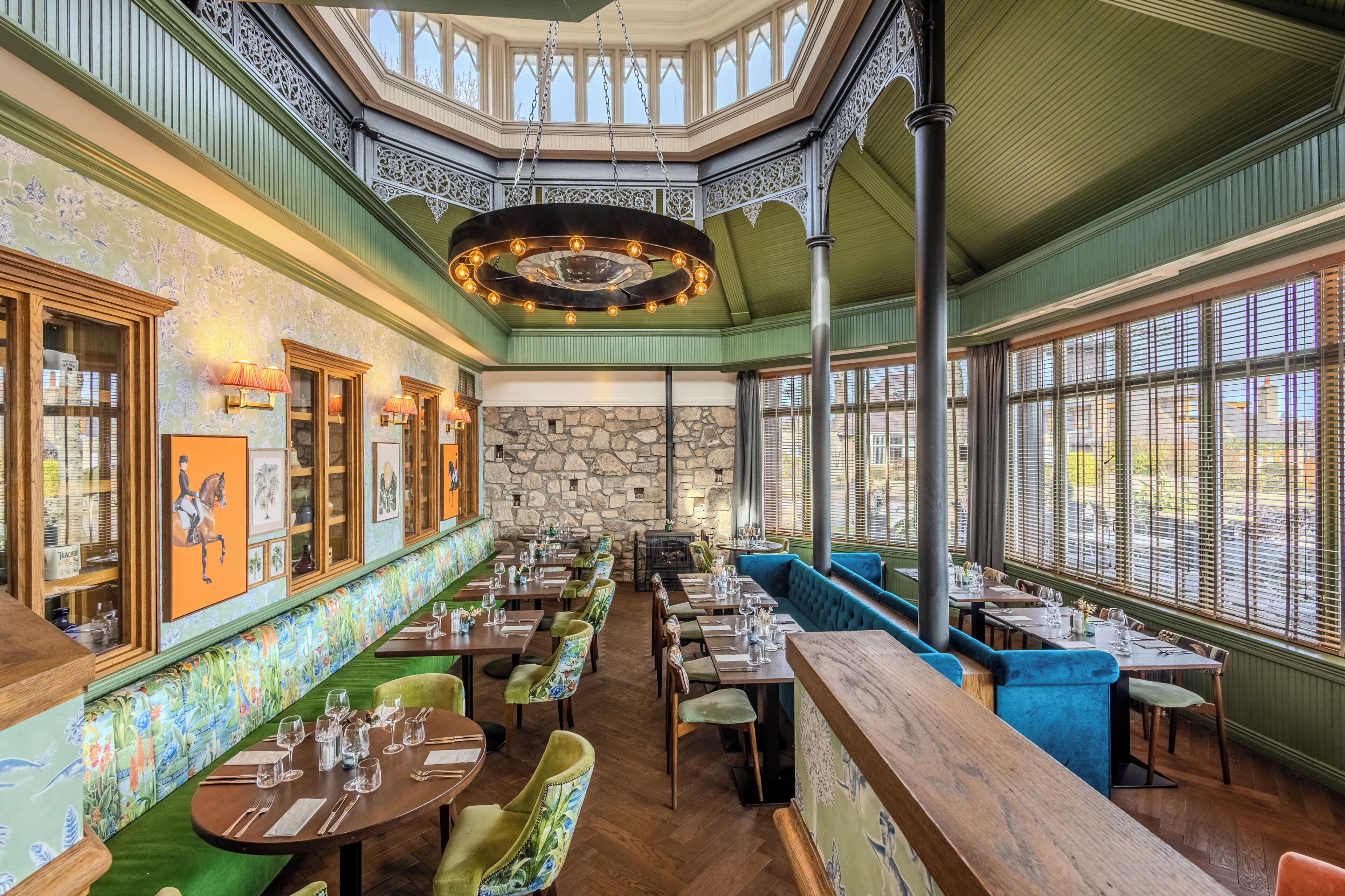 供应早餐、午餐和晚餐，英国菜