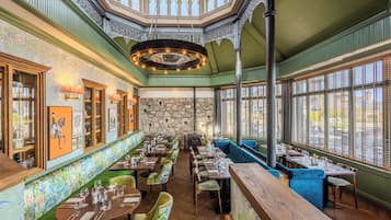 Sarapan, makan tengah hari, makan malam dihidangkan; masakan British