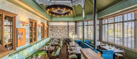 Breakfast, lunch, dinner served; British cuisine