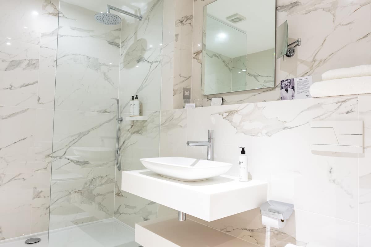 combined shower/bathtub, deep-soaking bathtub, rainfall showerhead