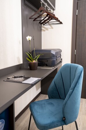 Allergikerbettwaren, Minibar, Zimmersafe, Schreibtisch
