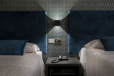 經典雙床房 | 防敏寢具、迷你吧、房內夾萬、書桌