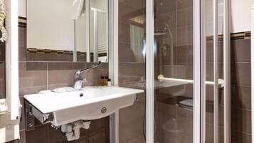 Douche, articles de toilette gratuits, sèche-cheveux, peignoirs