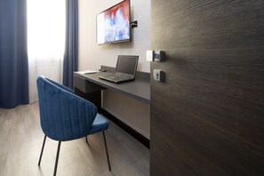 Hypo-allergenic bedding, minibar, in-room safe, desk