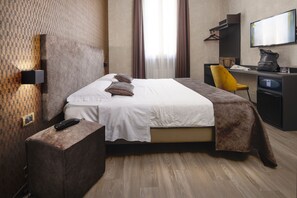 Hypo-allergenic bedding, minibar, in-room safe, desk