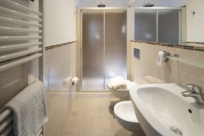 Chambre Double Classique | Salle de bain | Douche, articles de toilette gratuits, sèche-cheveux, peignoirs