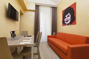 Edredones de plumas, escritorio, cortinas opacas