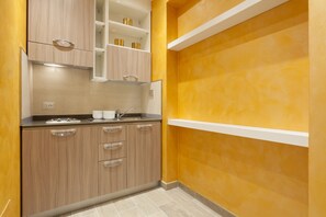 Departamento urbano, 1 habitación, en edificio contiguo (Via Carlo Cattaneo, 24) | Cocineta privada