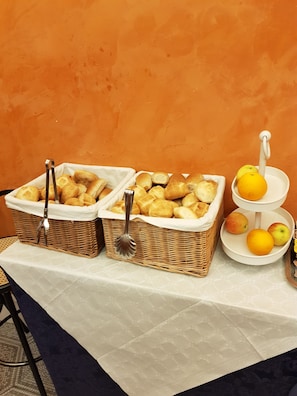 Free daily continental breakfast