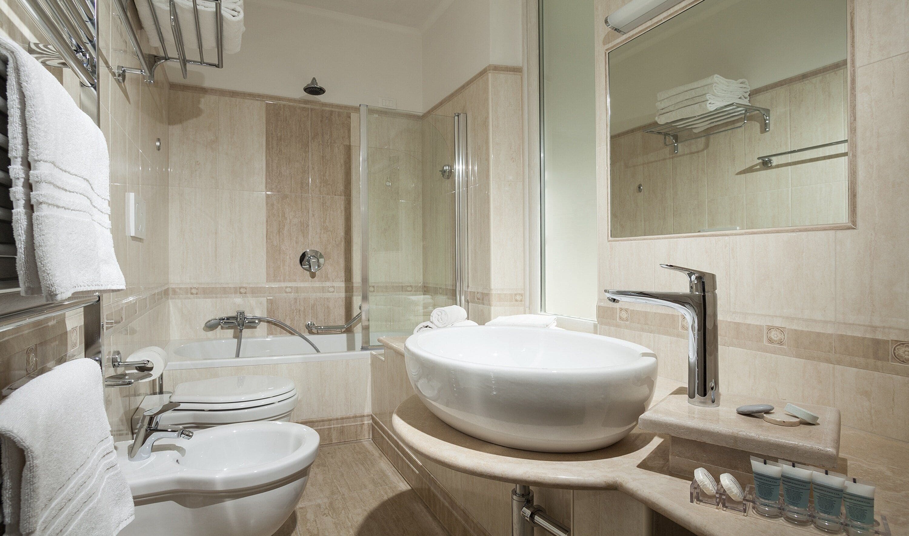 Ein modernes Badezimmer mit einer Badewanne, einem großen Waschbecken und einer Toilette.