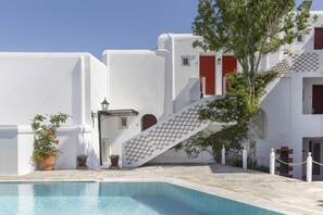 Seasonal outdoor pool - Despotiko Hotel (Mykonos)