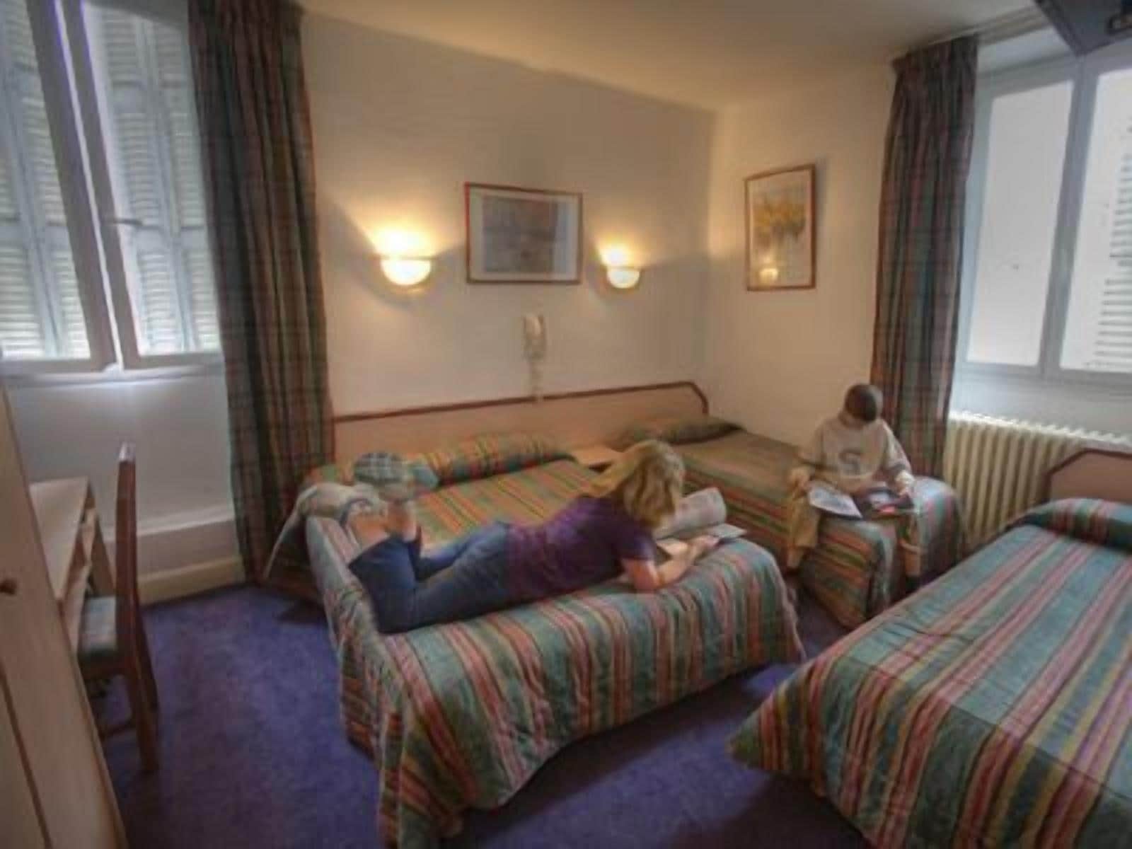 خزنة داخل الغرفة ومكتب ومكواة/لوح كي وأسرّة أطفال/رضّع