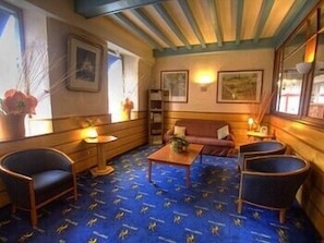 16 Bars/Lounges