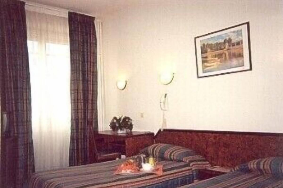 Comfort Triple Room | In-room safe, desk, iron/ironing board, cots/infant beds