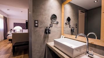 Douche, articles de toilette écologiques, sèche-cheveux