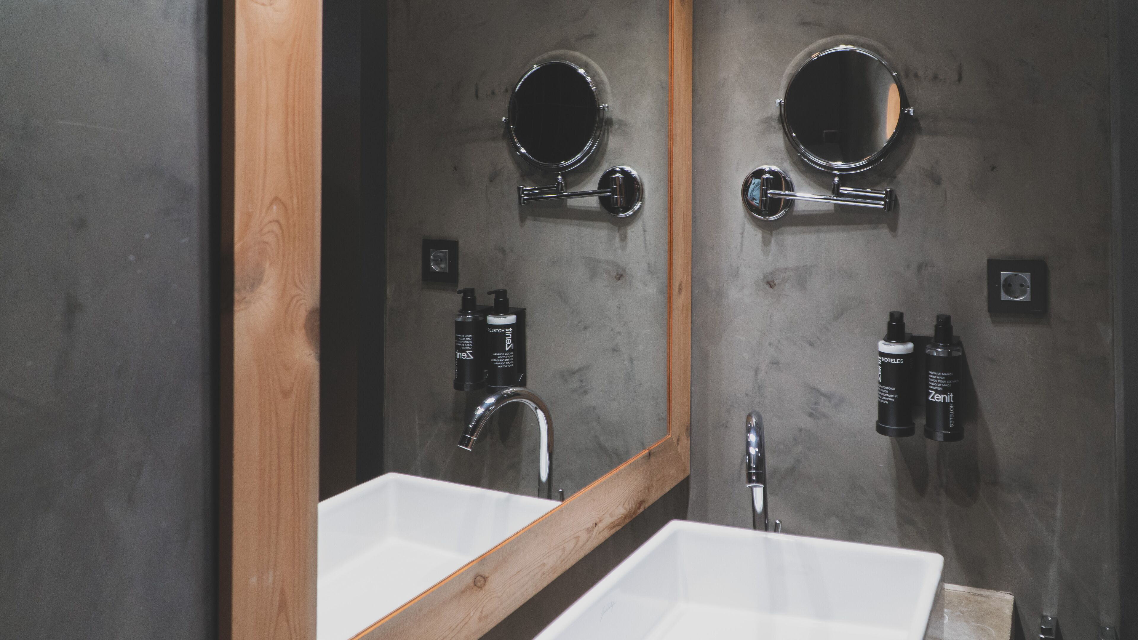 triple room | bathroom | shower, eco-friendly toiletries, hair dryer, towels