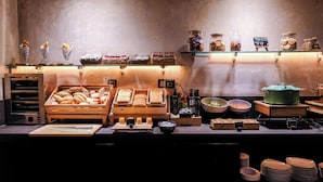 Un buffet proposant une variété de plats et d'accompagnements.