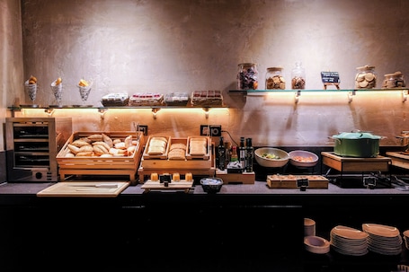 Desayuno buffet diario (EUR 16 por persona). Hotel Zenit Abeba