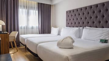 Triple Room | Minibar, in-room safe, desk, laptop workspace