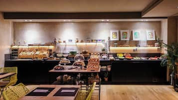 Petit déjeuner buffet (16 EUR par personne)