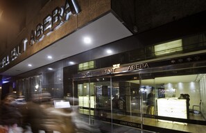 Fachada da propriedade à noite