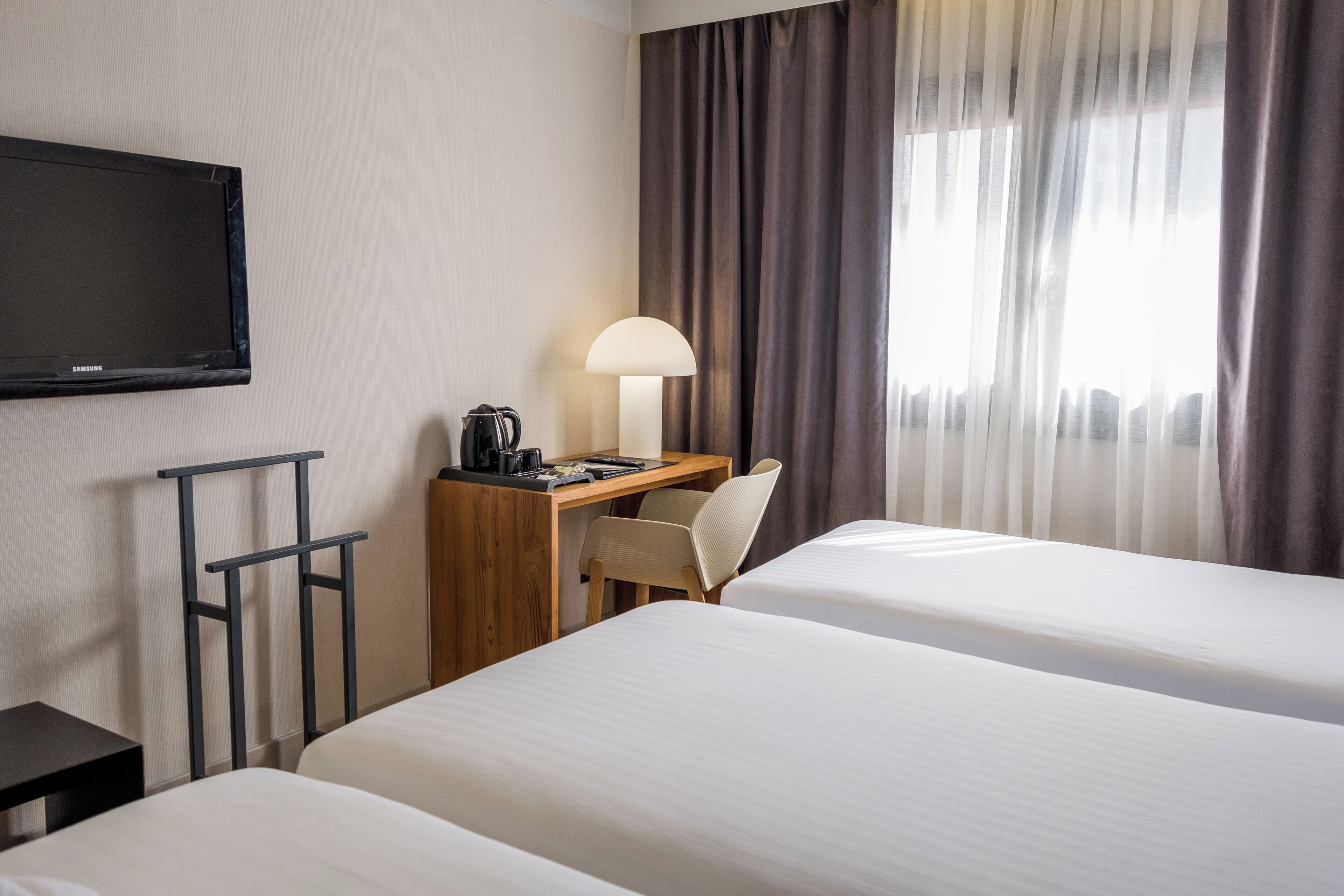 triple room | minibar, in-room safe, desk, laptop workspace