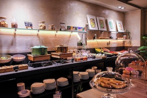 Petit déjeuner buffet (16 EUR par personne)