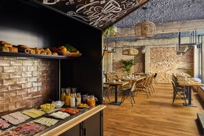 Tägliches kontinentales Frühstück gegen Gebühr