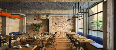 Desayuno continental diario (EUR 9 por persona)