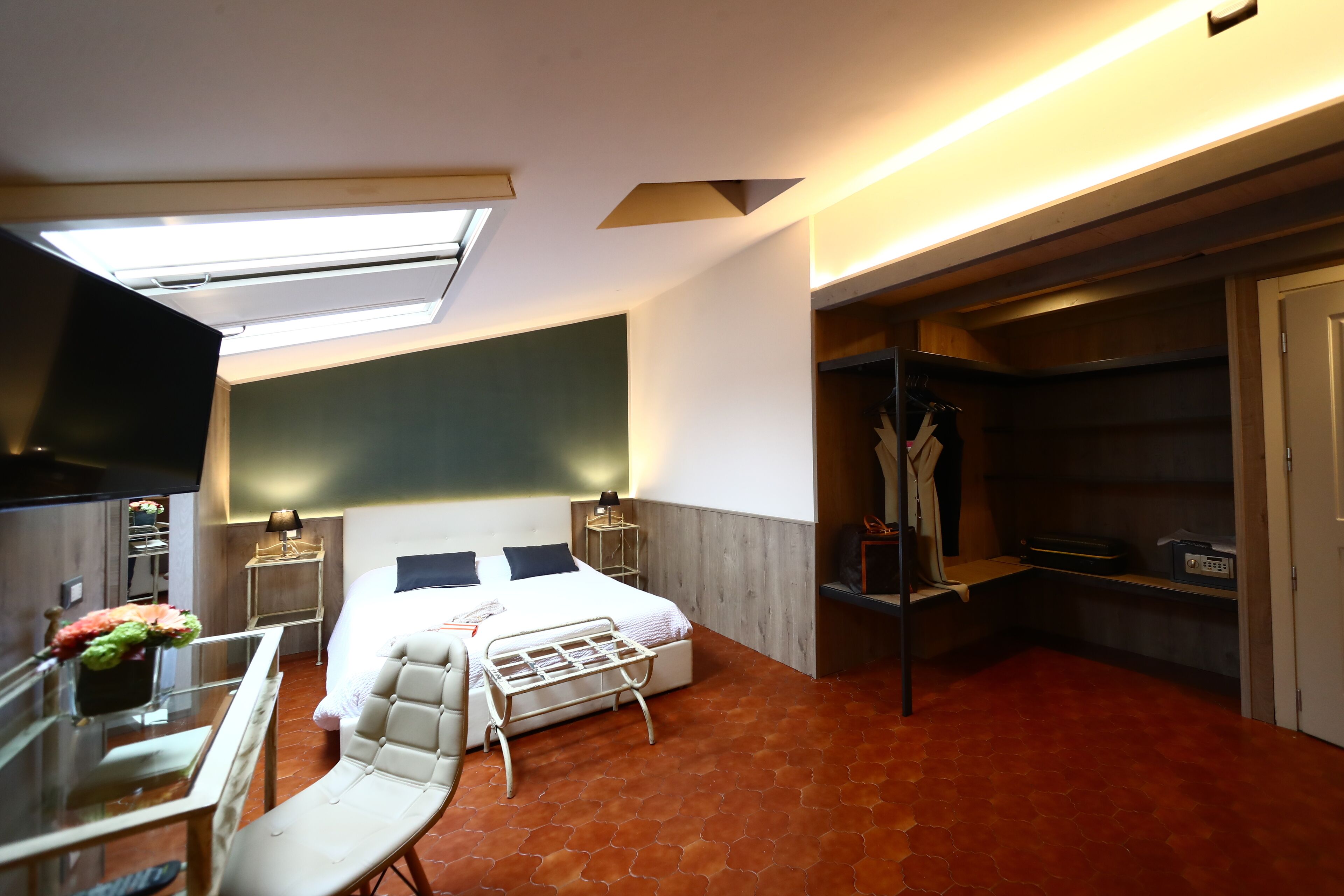 junior suite | 1 bedroom, minibar, in-room safe, desk