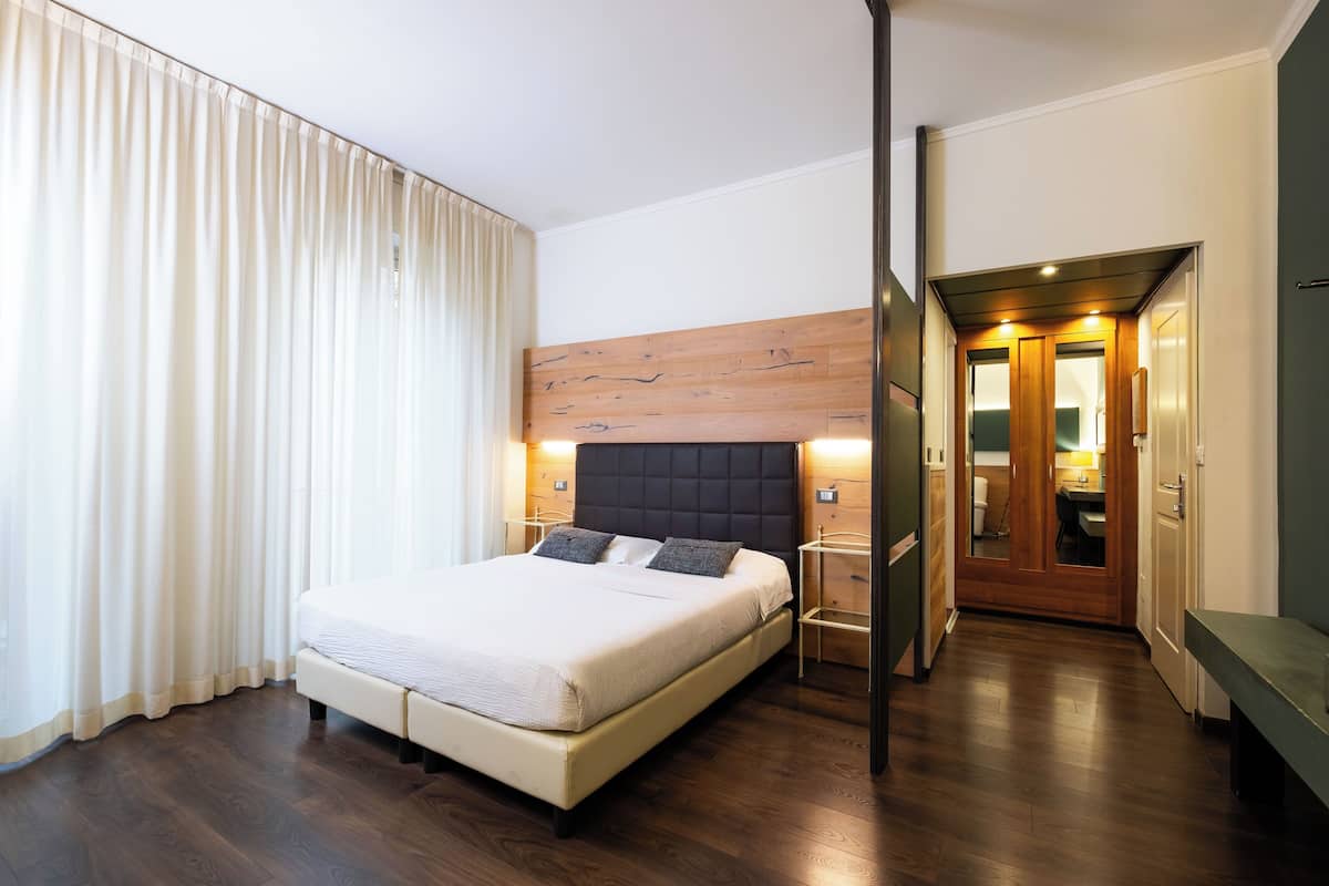 Superior Double Room | 1 bedroom, minibar, in-room safe, desk