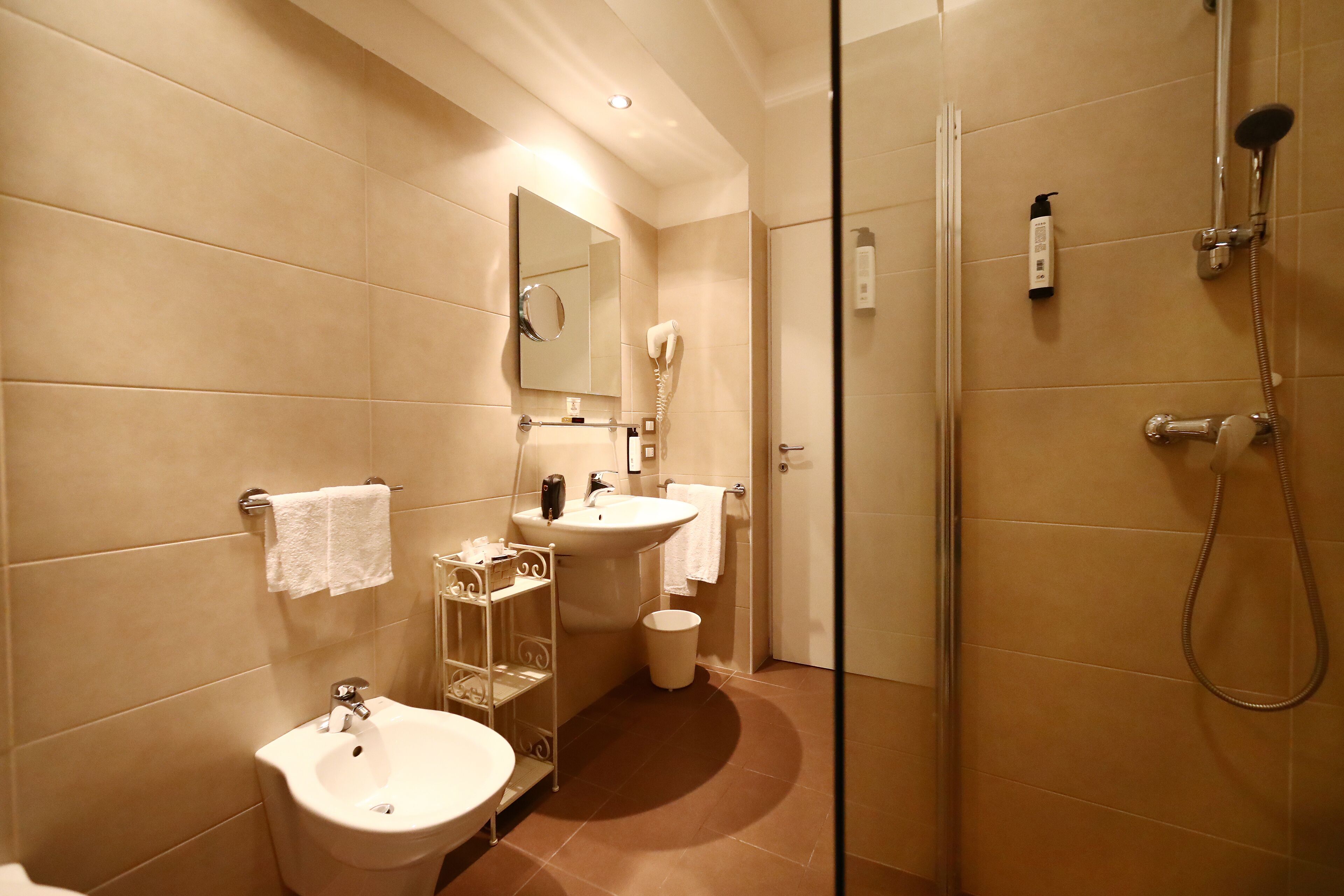 junior suite | bathroom | shower, eco-friendly toiletries, hair dryer, towels