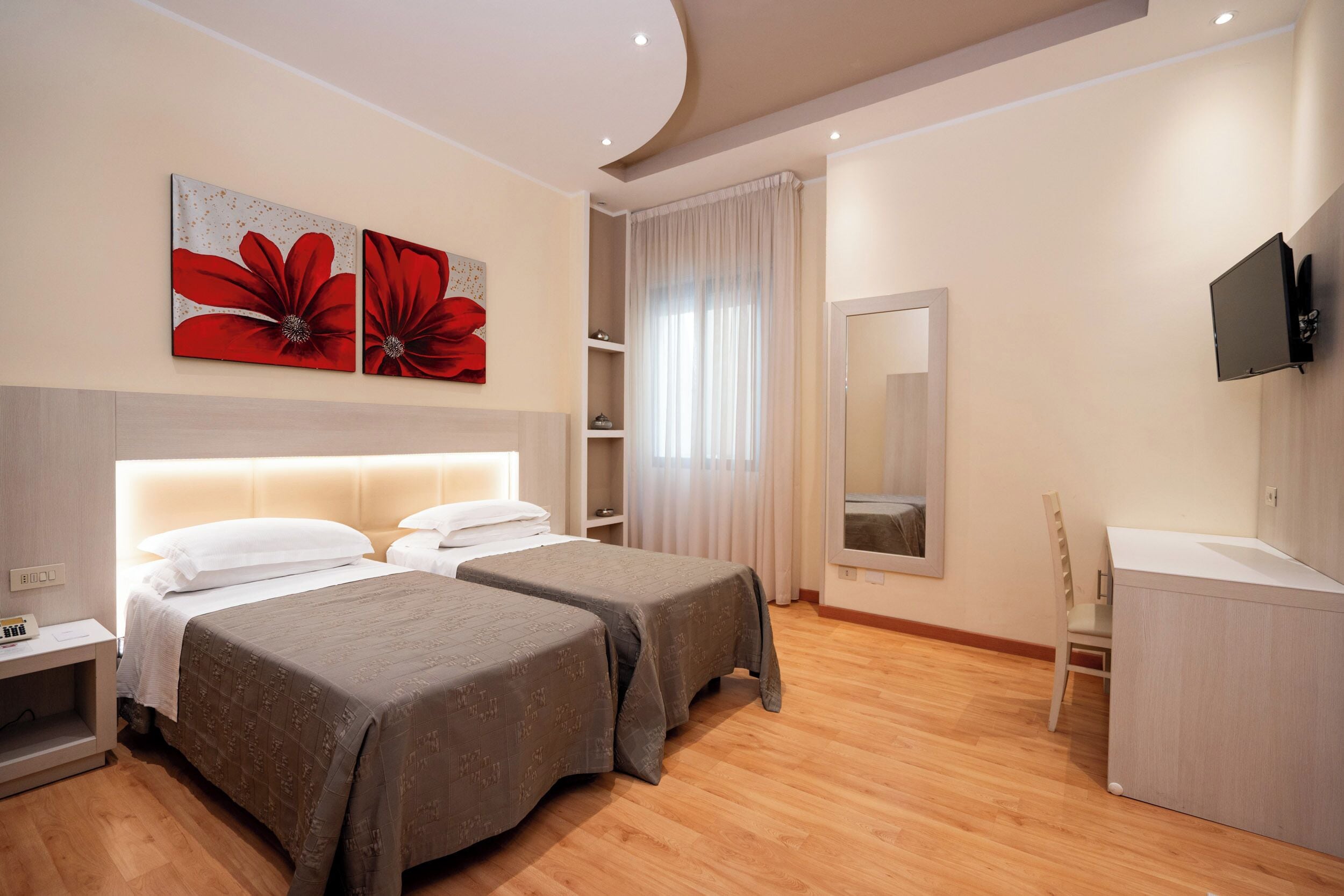 Minibar, caja de seguridad en la habitación y escritorio 