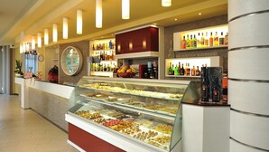 يتم تقديم الغداء والعشاء