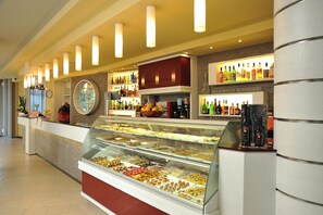 供應午餐和晚餐