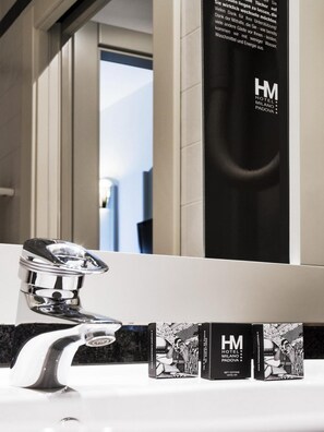 Ilmaiset hygieniatuotteet, hiustenkuivaaja, bidee, pyyhkeet