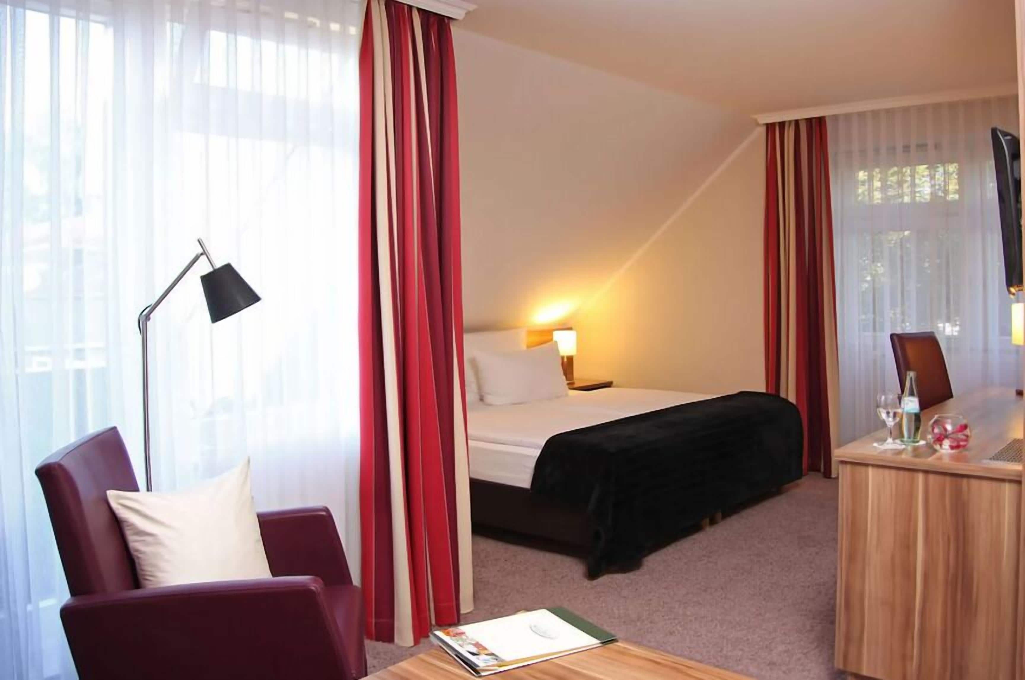 Junior Room, Garden View | Hypo-allergenic bedding, in-room safe, individually decorated, desk