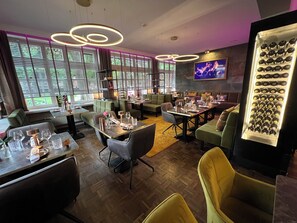 Breakfast, lunch and dinner served