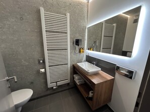 ห้องคอมฟอร์ทดับเบิลสำหรับพักเดี่ยว, วิวสวน | ห้องน้ำ | ไดร์เป่าผม, ผ้าเช็ดตัว