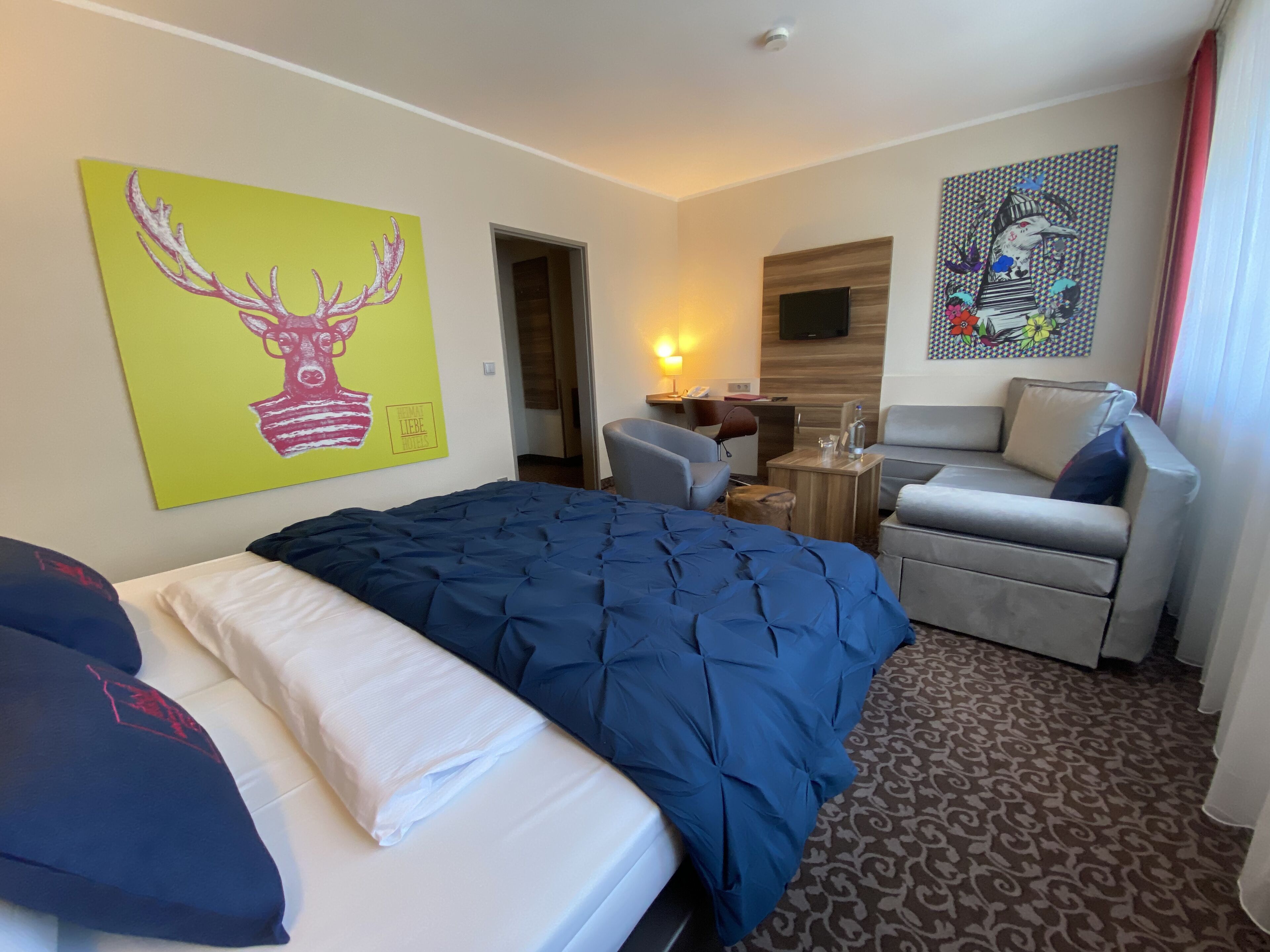 family room, city view | hypo-allergenic bedding, in-room safe, individually decorated, desk