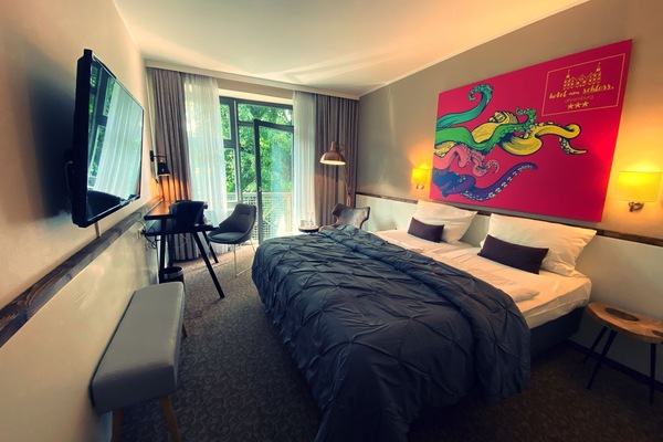 Hypo-allergenic bedding, in-room safe, individually decorated, desk