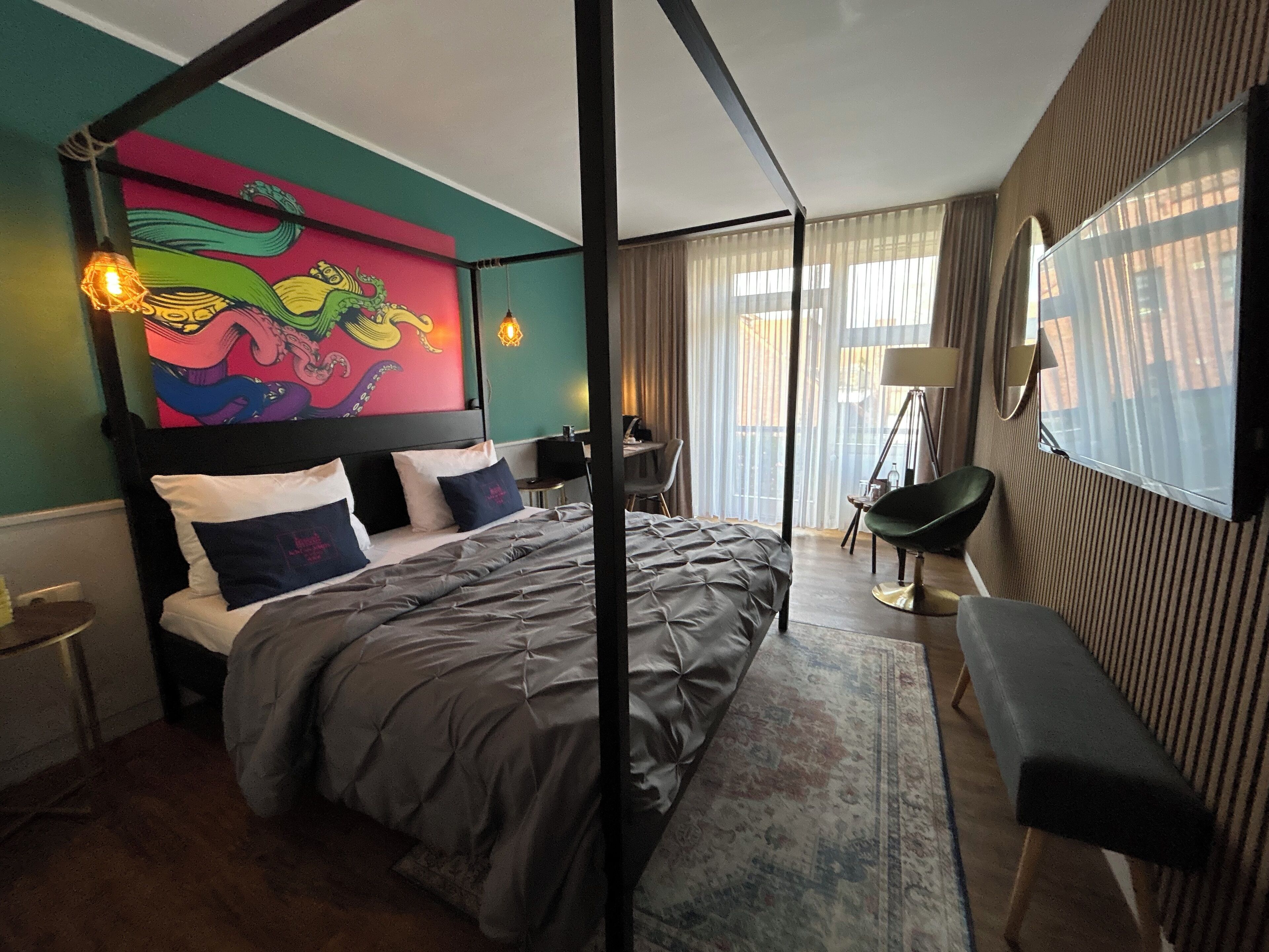 Kamar Double Comfort untuk 1 Orang, pemandangan kebun | Seprai antialergi, brankas, didekorasi berbeda-beda, dan meja kerja