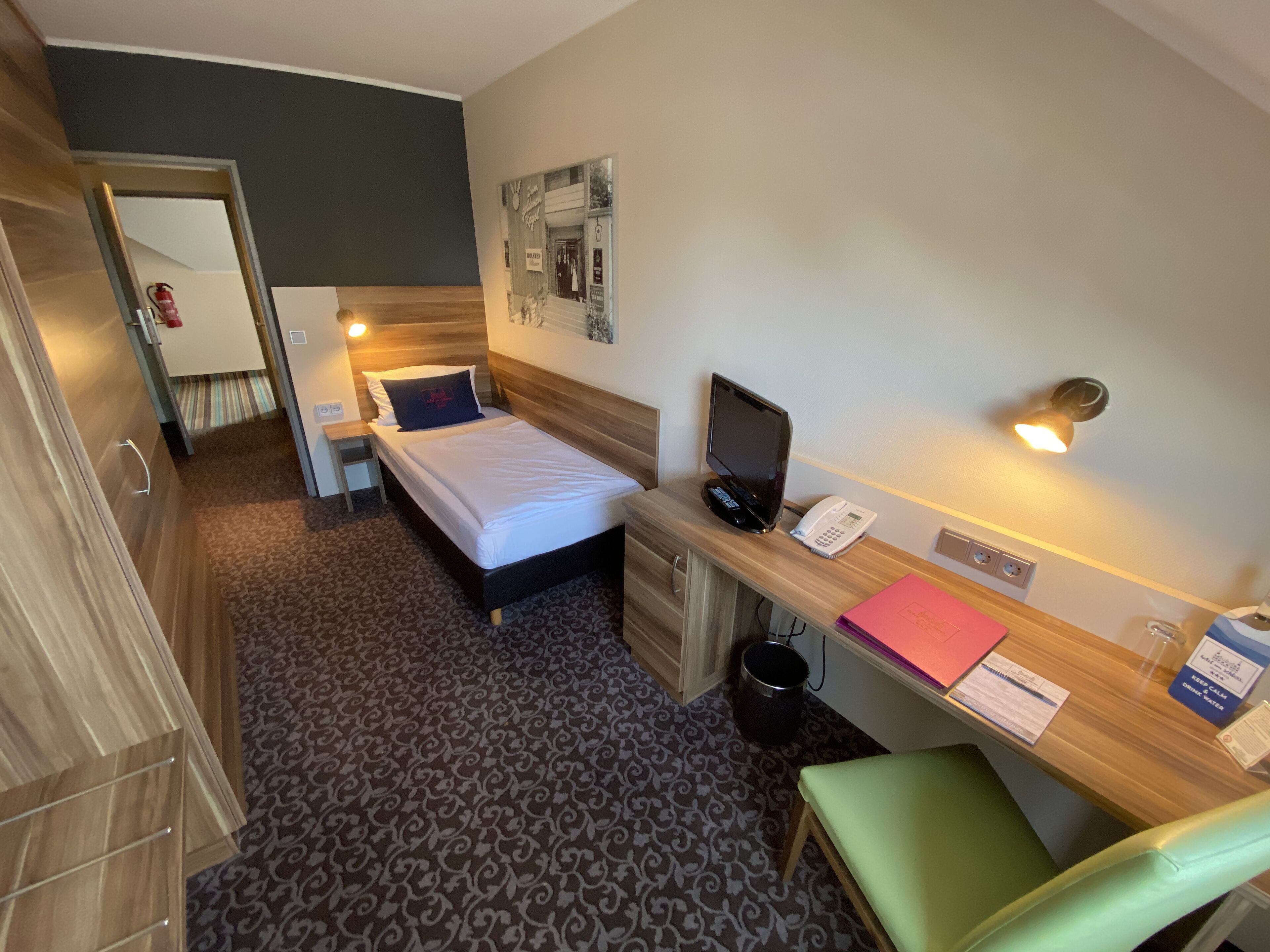 standard single room, city view | hypo-allergenic bedding, in-room safe, individually decorated, desk