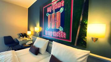 Comfort-Doppelzimmer zur Einzelnutzung, Gartenblick | Allergikerbettwaren, Zimmersafe, individuell dekoriert, Schreibtisch